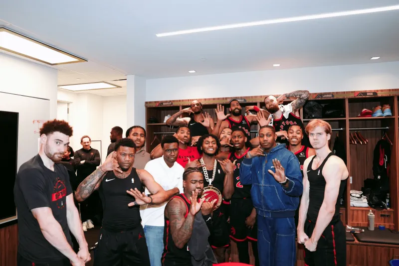 开云体育app下载-双杀勇士！猛龙官方赛后晒出全队合影：我们这帮兄弟